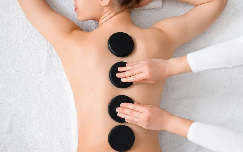 Masaje con Piedras Calientes
